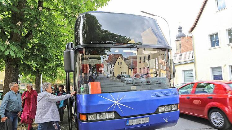 Es mangelt an Halte- und Parkmöglichkeiten für Busse im Stadtzentrum. Der Fahrer, der hier an der Martinskirche Besucher des Pfalzmuseums aufnimmt, ist wegen des dichten Verkehrs gezwungen, seinen zwölf Meter langen Bus immer wieder aus dem Weg zu rangieren. Fotos: B. Herbst