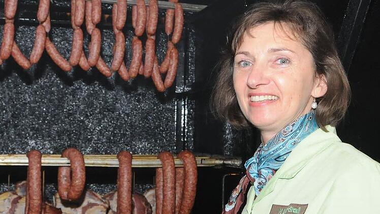 Marion Lang-Strauß öffnet den Räucherschrank, in dem die Knacker zwei Nächte und der Schinken eine Woche hängen.