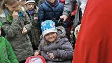 Der Nikolaus verteilte Geschenke an die Kinder beim Hallerndorfer Weihnachtsmarkt.  Foto: Mathias Erlwein