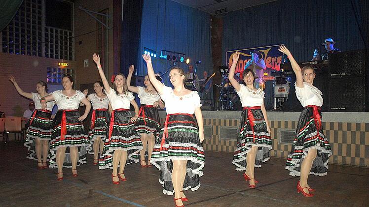 Als feurige Mexikanerinnen heizte die Gruppe "Rotkäppchen" ein. Foto: Susanne Deuerling