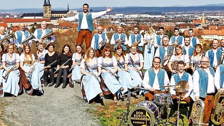 Die Don-Bosco-Musikanten und ihr Dirigent Thomas Wolf Foto: PR