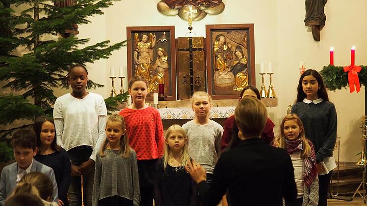 Der Unterstufenchor zauberte Weihnachtsstimmung mit zwei Musicalsongs herbei.Nicole Julien-Mann