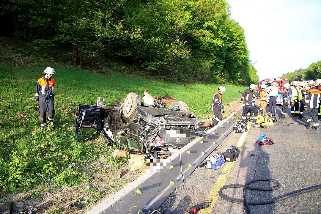 Auto überschlägt sich im Baustellenbereich auf der A6 im Kreis Roth