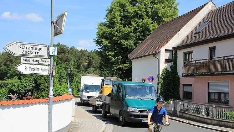 In der Zeckerner Hauptstraße wird es eng.  Foto: Andreas Dorsch