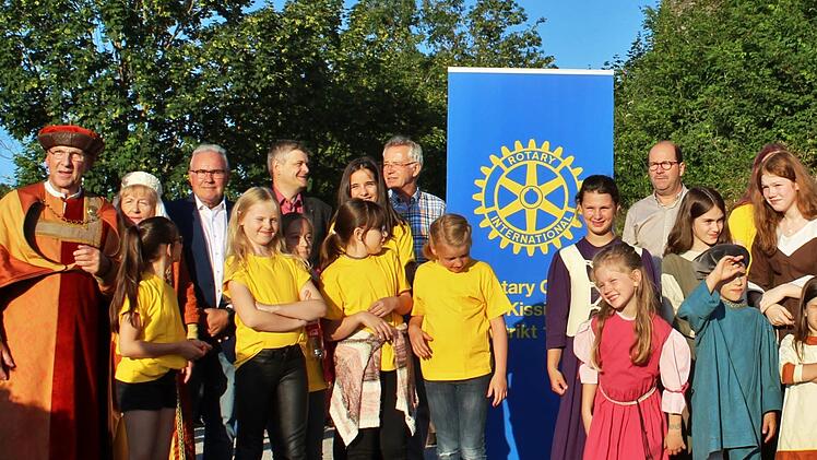 Feiern die neue Beleuchtung: Kindertanzgruppe des Heimatvereins und Chor der Musikschule u. Herz Jesu. Dahinter v.l. Werner u.Doris Vogel, Bürgermeister Thomas Leiner, Klaus Hörnlein, Hubertus Wehner, Jochen Köllmer, Brigitte Ascherl   Foto: Fritz Lang