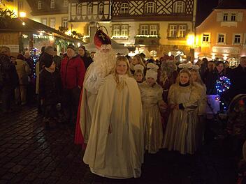 Dass die schöne Altstadt Seßlachs noch ein wenig heimeliger erscheint, dafür sorgt alljährlich am ersten Adventswochenende der Seßlacher Adventsmarkt. Sehnsüchtig erwartet wurden der Nikolaus (Olaf Turek) und das Christkind (Mia-Sophie Klee) von den kleinsten Besuchern.