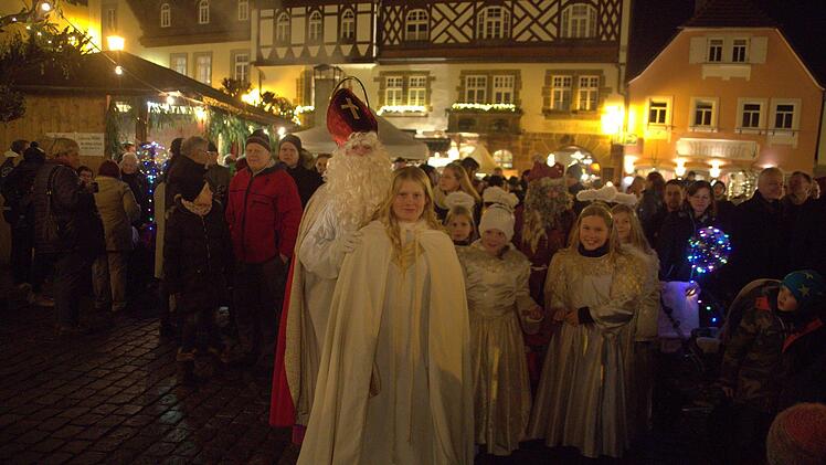 Dass die schöne Altstadt Seßlachs noch ein wenig heimeliger erscheint, dafür sorgt alljährlich am ersten Adventswochenende der Seßlacher Adventsmarkt. Sehnsüchtig erwartet wurden der Nikolaus (Olaf Turek) und das Christkind (Mia-Sophie Klee) von den kleinsten Besuchern.