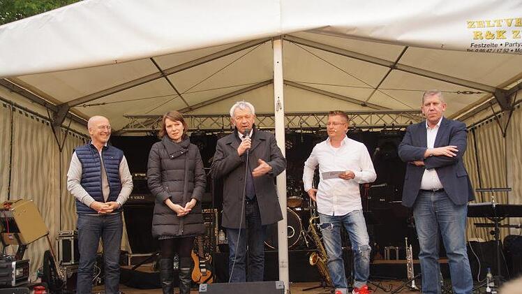 Es begrüßen vl. Bürgermeister Gerd Schneider, MdB Emmi Zeulner, Landrat Johann Kalb, Moderator Jörg Hofbauer und MdB Andreas Schwarz. Foto: Joseph Beck