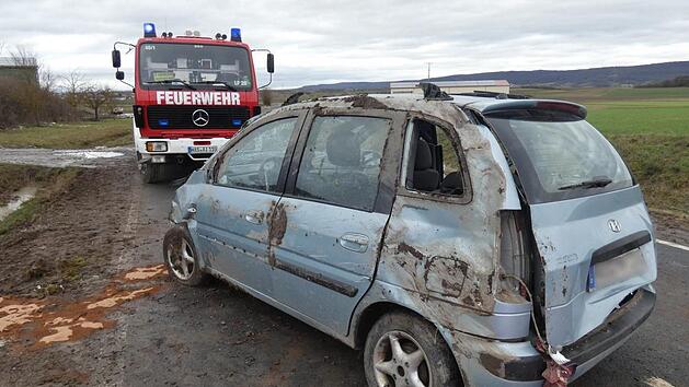 Das Fahrzeug des 84-J&auml;hrigen nach dem Unfall auf der Staatsstra&szlig;e 2281