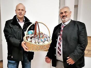 Mit einem Geschenk würdigte Bürgermeister Jochen Trier (links) die 25-jährige Amtszeit von Karl Heinz Opel als Zweiter Bürgermeister des Marktes Wirsberg.