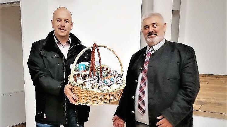 Mit einem Geschenk würdigte Bürgermeister Jochen Trier (links) die 25-jährige Amtszeit von Karl Heinz Opel als Zweiter Bürgermeister des Marktes Wirsberg.