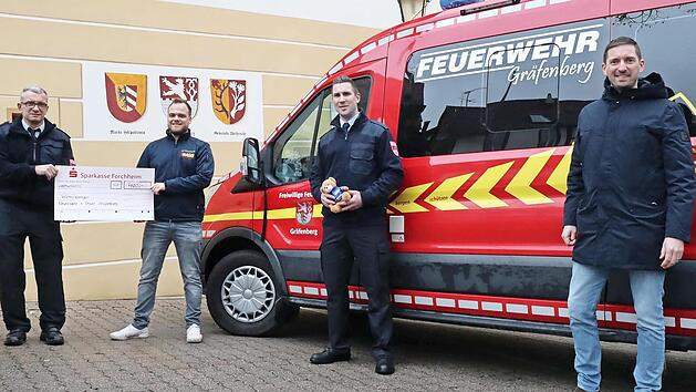 Bei der Spenden&uuml;bergabe (v.&nbsp;l.): J&ouml;rg B&ouml;hm (FFW Gr&auml;fenberg), Lukas H&auml;nsch (ASB), Jakob Schuberth (FFW Gr&auml;fenberg) und B&uuml;rgermeister Ralf Kunzmann