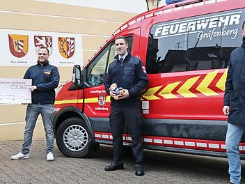 Bei der Spendenübergabe (v. l.): Jörg Böhm (FFW Gräfenberg), Lukas Hänsch (ASB), Jakob Schuberth (FFW Gräfenberg) und Bürgermeister Ralf Kunzmann