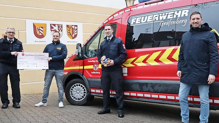 Bei der Spendenübergabe (v. l.): Jörg Böhm (FFW Gräfenberg), Lukas Hänsch (ASB), Jakob Schuberth (FFW Gräfenberg) und Bürgermeister Ralf Kunzmann