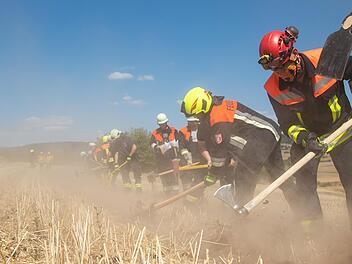 Neben den taktischen Vorgehensweisen stand das Bek&auml;mpfen von Vegetationsbr&auml;nden mit einfachsten Einsatzmitteln an erster Stelle. Foto: Sebastian Gerr/FFW Bad Br&uuml;ckenau