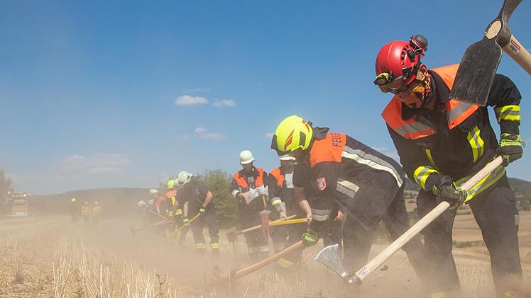 Neben den taktischen Vorgehensweisen stand das Bek&auml;mpfen von Vegetationsbr&auml;nden mit einfachsten Einsatzmitteln an erster Stelle. Foto: Sebastian Gerr/FFW Bad Br&uuml;ckenau