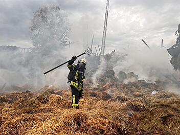 Gro&szlig;aufgebot der Feuerwehr r&uuml;ckt mit 200 Mann zu Scheunenbrand an