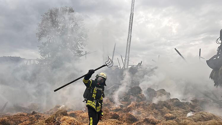 Gro&szlig;aufgebot der Feuerwehr r&uuml;ckt mit 200 Mann zu Scheunenbrand an