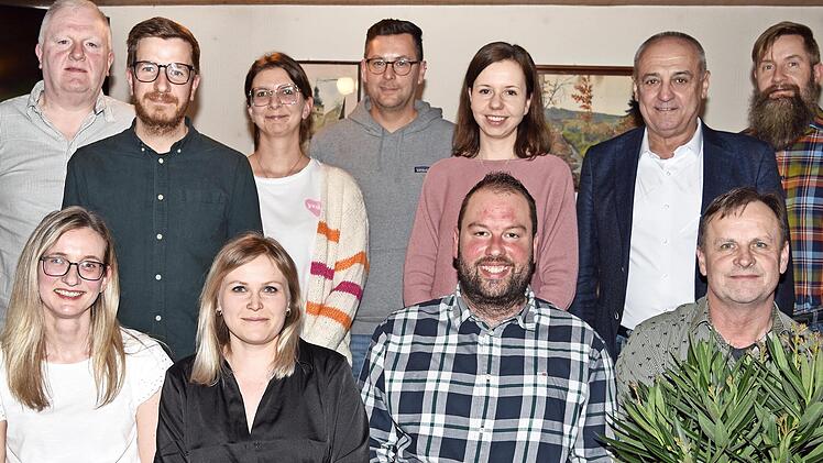 Einen Wechsel in der Vorstandschaft gab es bei der Jahreshauptversammlung des Obst- und Gartenbauvereins von Strössendorf; im Bild der neue Vorsitzende Max Martin (im Vordergrund Bildmitte) und die weiteren Vorstandsmitglieder sowie Altenkunstadts...