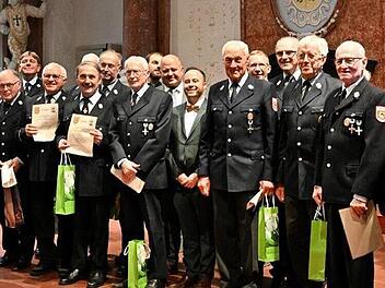 Landrat Johann Kalb (rechts) mit den Geehrten und Verantwortlichen der Feuerwehr