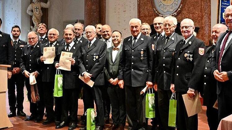Landrat Johann Kalb (rechts) mit den Geehrten und Verantwortlichen der Feuerwehr