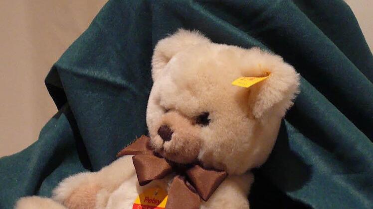 Das erste Stofftier - der Steiff-Elefant - sowie der heutige Teddy.