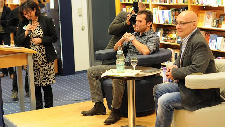 Dann ist es so weit: Filialleiterin  Czapla begrüßt Moderator Thomas Koschwitz und Lothar Matthäus.