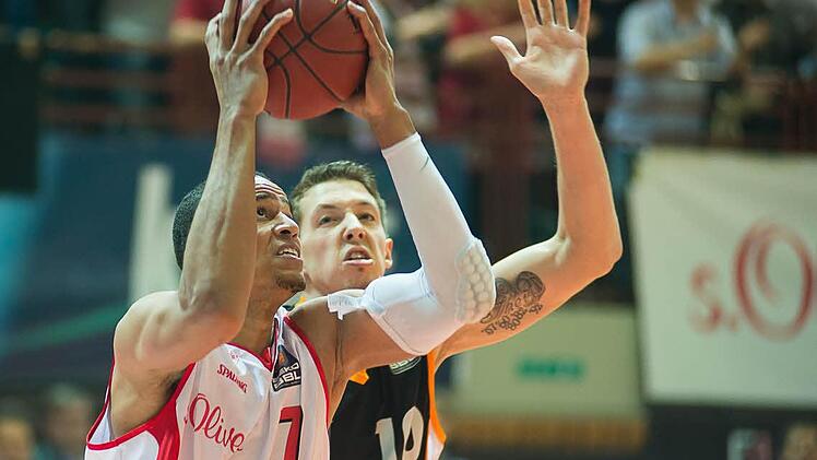 Alex King gegen Daniel Theis.  Foto: Tobias Köpplinger