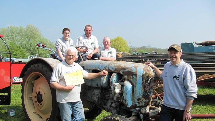 Am Eicher ED 2 II von 1958 (33 PS) ist noch viel zu restaurieren: sitzend von links der Oldtimervorstand mit Dominik Wachter, Walter Mackert, Toni Büttner und ganz re Bernhard Moritz. Li stehend Erwin Zahner, ehemaliger Vorsitzender