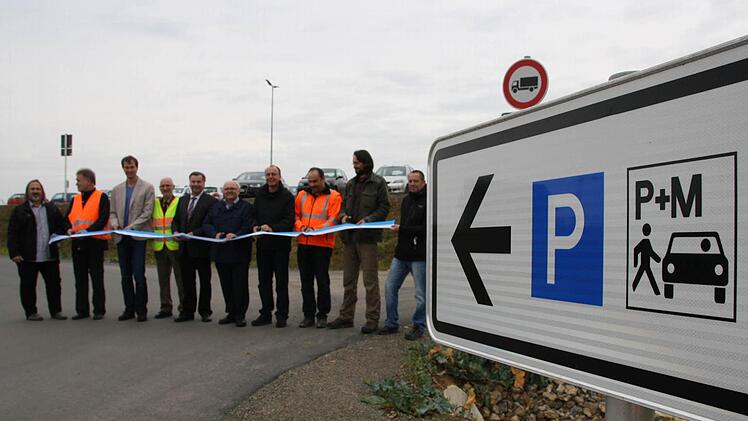 Der neue Pendlerparkplatz bei Oerlenbach wurde gestern offiziell eingeweiht, zudem nahm das Bauamt die neue Ampel an der Kreuzung in Betrieb. Foto: Ralf Ruppert
