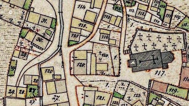 Zwischen den Häusern mit den Nummern 30 und 120 stand in Marktleugast der Heilige Nepomuk. Heute sind die Straßenbezeichnungen geändert worden. Gut zu erkennen auch der Bachlauf der Leugast.