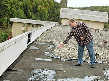 Der stellvertretende Verwaltungsleiter Patrick Schopf zeigt das renovierungsbedürftige Flachdach der Rehaklinik Lautergrund. Die Pläne für den Umbau wurden in der jüngsten Sitzung des Bauausschusses behandelt. Fotos: Lisa Kieslinger