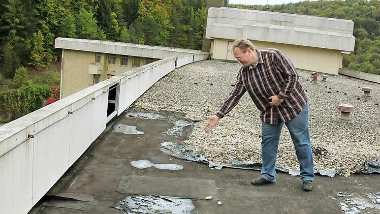 Der stellvertretende Verwaltungsleiter Patrick Schopf zeigt das renovierungsbedürftige Flachdach der Rehaklinik Lautergrund. Die Pläne für den Umbau wurden in der jüngsten Sitzung des Bauausschusses behandelt. Fotos: Lisa Kieslinger