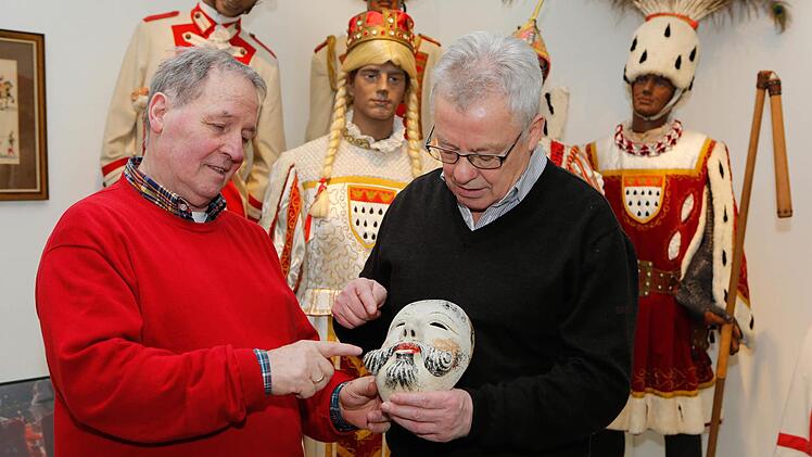 Eine Holzmaske aus der Rhön wird fachmännisch begutachtet Foto: Matthias Hoch