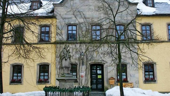 Die Geschäftsstelle der Waldbesitzervereinigungen ist im Rathaus von Teuschnitz untergebracht, wie man an den Holzschildern rechts neben der Eingangstür erkennen kann.  Foto: Archiv