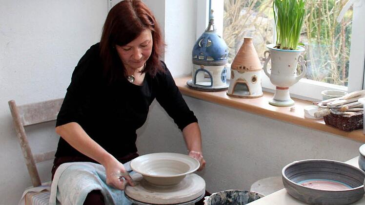 Aus einem Klumpen Ton entsteht ein kleines Kunstwerk. Foto: Johanna Blum