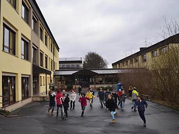 Die Jungen und Mädchen des Marktes Burkardroth werden auch weiterhin eine Mittelschule vor Ort besuchen können. Die Gemeinde plant eine umfassende Sanierung des gesamten Komplexes. Hier nutzen die Schüler der 5. Klasse die Hofpause zum Austoben. Foto: Kathrin Kupka-Hahn