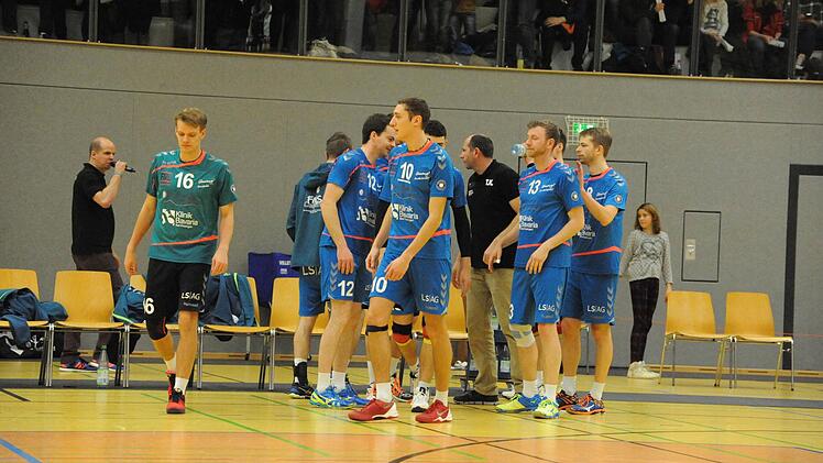 1:3 gegen den Tabellenführer verloren, aber wieder viele Sympathie-Punkte gewonnen haben Hammelburgs Volleyballer (blaue Trikots). Foto: Hopf