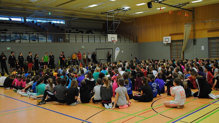 Das Team der Brose Baskets Bamberg war in Hammelburg.  Foto: privat