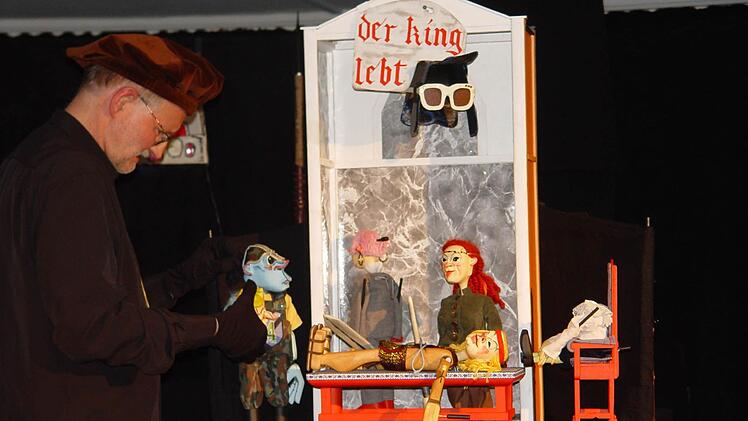 Eine kurzweilige Figurentheater-Aufführung des "Ring des Nibelungen" in der Bad Brückenauer Galerie Form + Farbe. Foto: Brigitta Kempe-Wolf