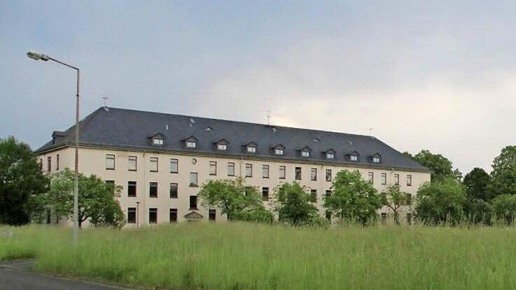 Seit 1999 steht die ehemalige BGS-Kaserne leer. Oberbürgermeister Norbert Tessmer bringt das Gelände nun als Klinikums-Standort ins Gespräch. Foto: Fenna Kreuz