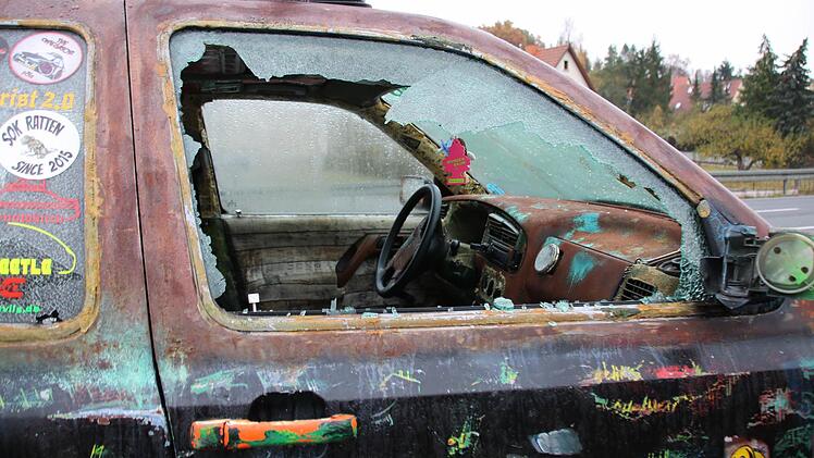 An ein Kunstobjekt erinnert das Fahrzeug, das bei Euerdorf neben der Bundesstraße steht. Die Polizei hat es aus dem Verkehr gezogen, nun hoffen die Beamten auf eine baldige Beseitigung. Foto: Ralf Ruppert