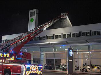 Feuerwehr und Polizei waren in der Nacht auf Samstag in Nürnberg bei einem Brand im Einsatz. Fotos: News5/Friedrich