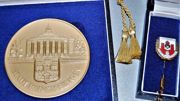ie Bürgermedaille der Stadt Bad Kissingen mit der entsprechenden Anstecknadel