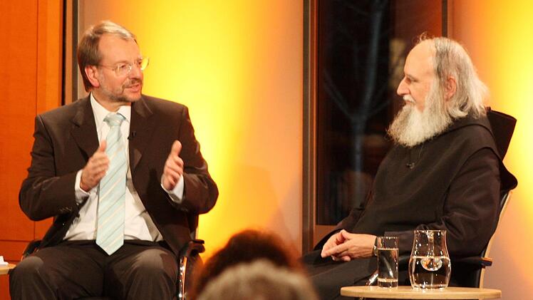Peter Witterauf beim Interview mit Pater Anselm Grün. Foto: Hanns-Seidel-Stiftung