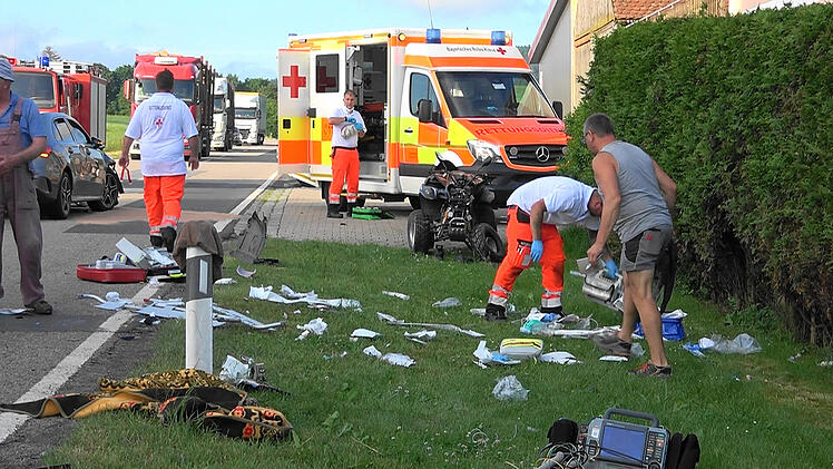 Quadfahrerin kracht in Mercedes