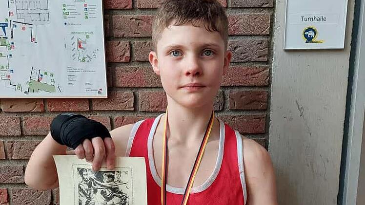 Ist stolz auf seine Vizemeisterschaft: Bad Kissingens Nachwuchs-Boxer Leo Zenglein. Foto: Sandra Zenglein