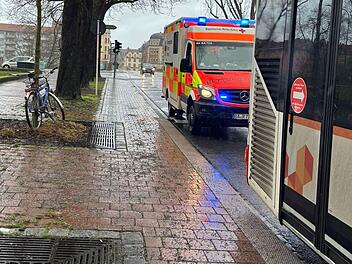 Bamberg: Radfahrerin fährt in Bus und erleidet Kopfwunde - "Hat einen Riesenschlag getan"