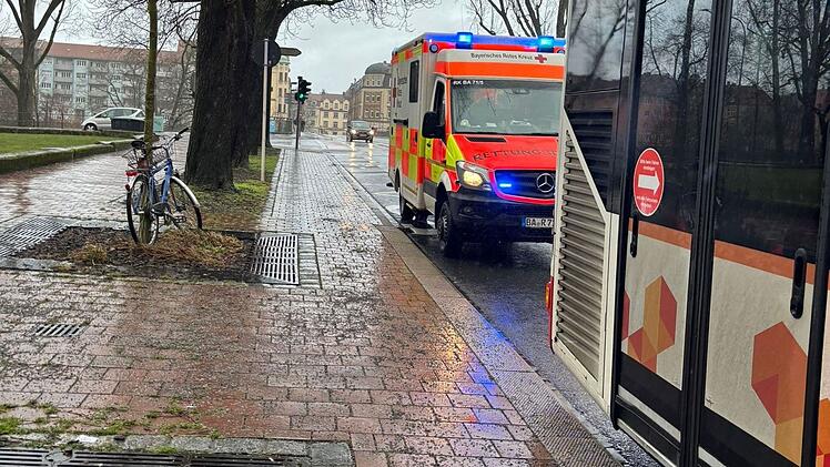 Bamberg: Radfahrerin fährt in Bus und erleidet Kopfwunde - "Hat einen Riesenschlag getan"