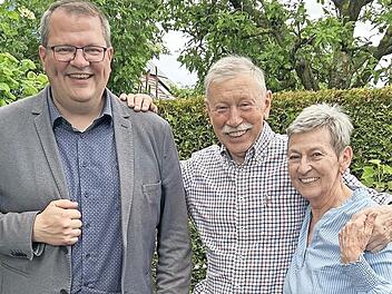 B&uuml;rgermeister J&uuml;rgen Reinwald (links) gratulierte Monika und Adalbert Motschenbacher zu 50 Ehejahren.
